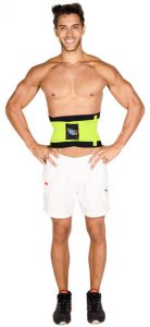 Modelo hombre usando una de las fajas de Inova.