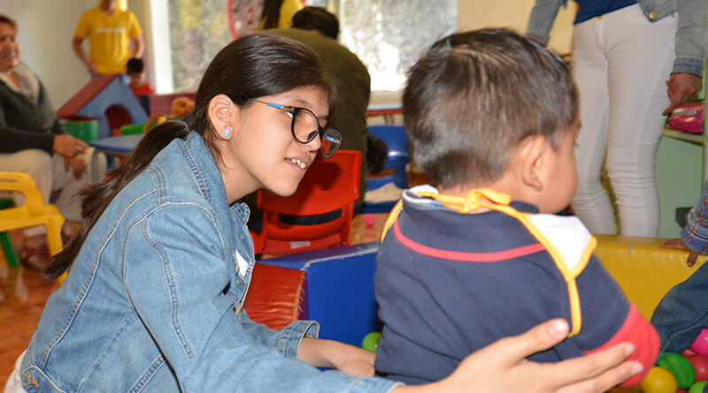 Niña jugando con pequeño bebé.