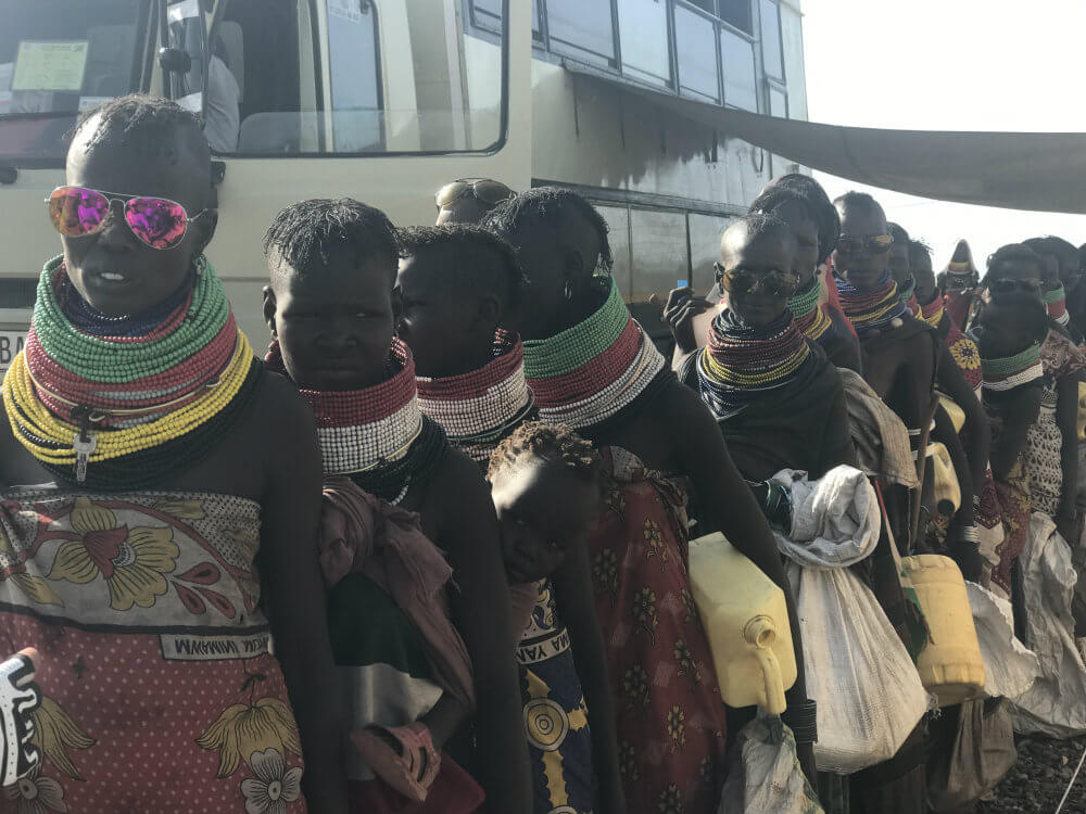 Mujeres de Kenia con despensas y lentes Eagle Eyes