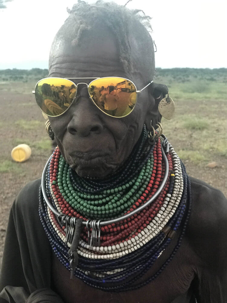 Hombre africano usando lentes Eagle Eyes en Kenia