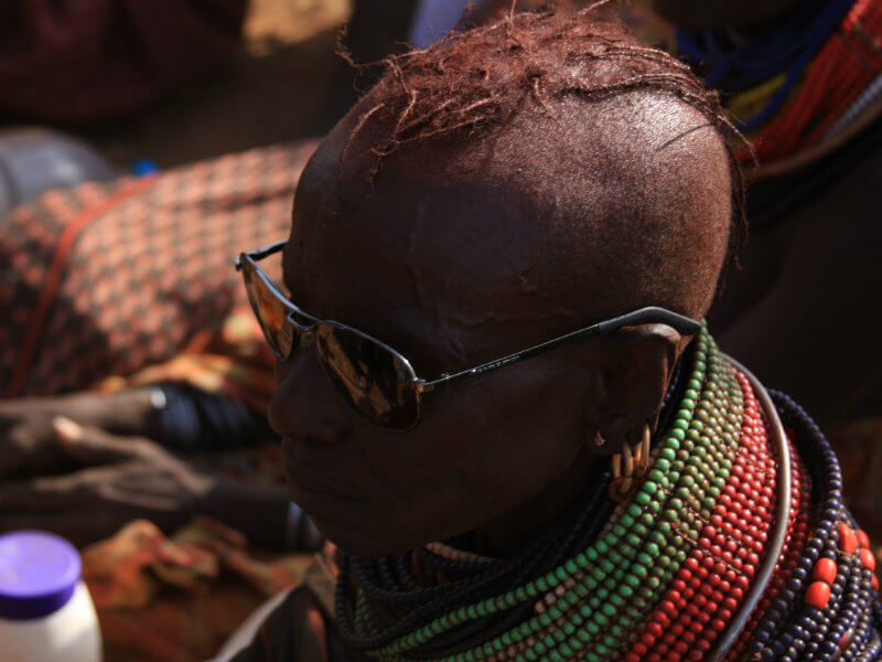 Hombre africano usando lentes Eagle Eyes