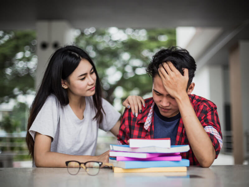 Dos estudiantes cansados por no dormir 