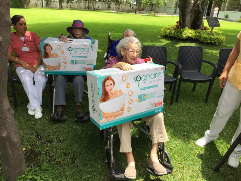 Mujer recibiendo donación de almohada sognare