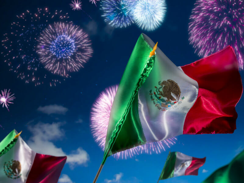 Banderas mexicanas y fuegos artificiales