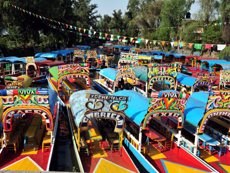 Trajineras estacionadas en Xochimilco