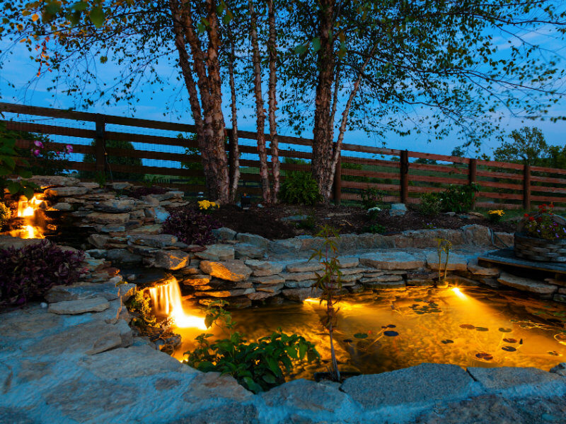 Fuente o piscina iluminada con luz led