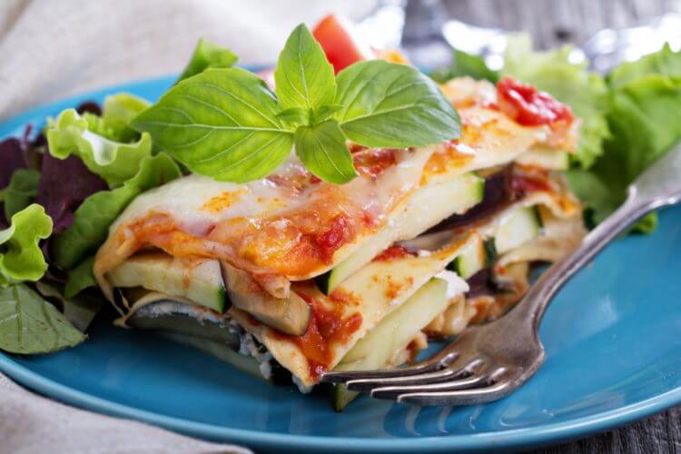 Plato de lasagna vegetariana 
