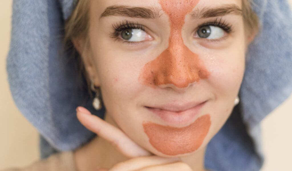 Mujer con mascarilla en Zona T