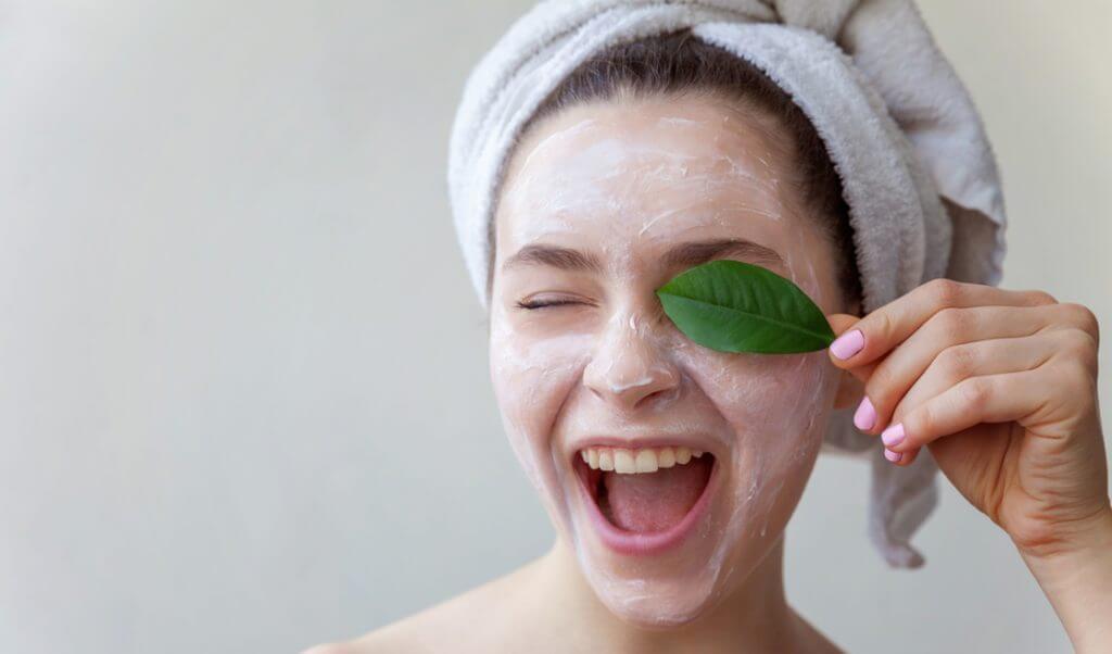 Mujer con mascarilla en crema