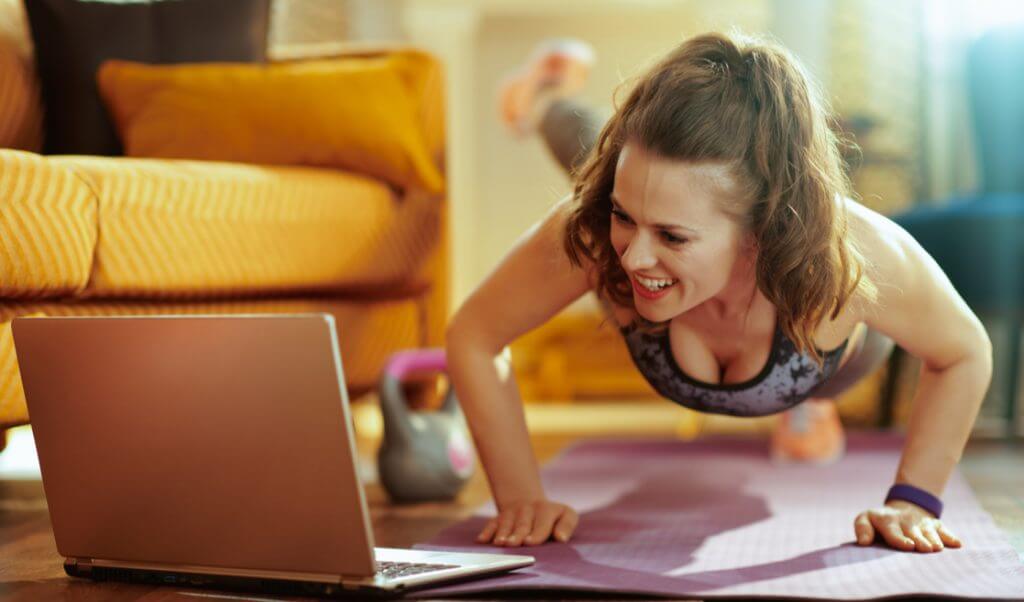 Mujer haciendo ejercicio en casa