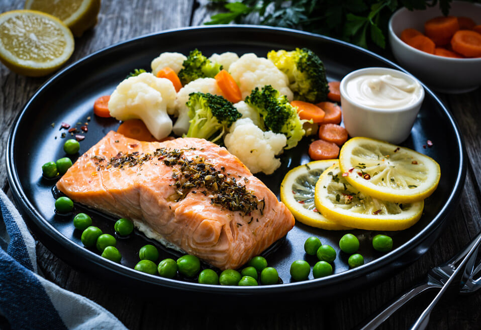 Salmón al vapor con verduras, brócoli, recetas de cuaresma