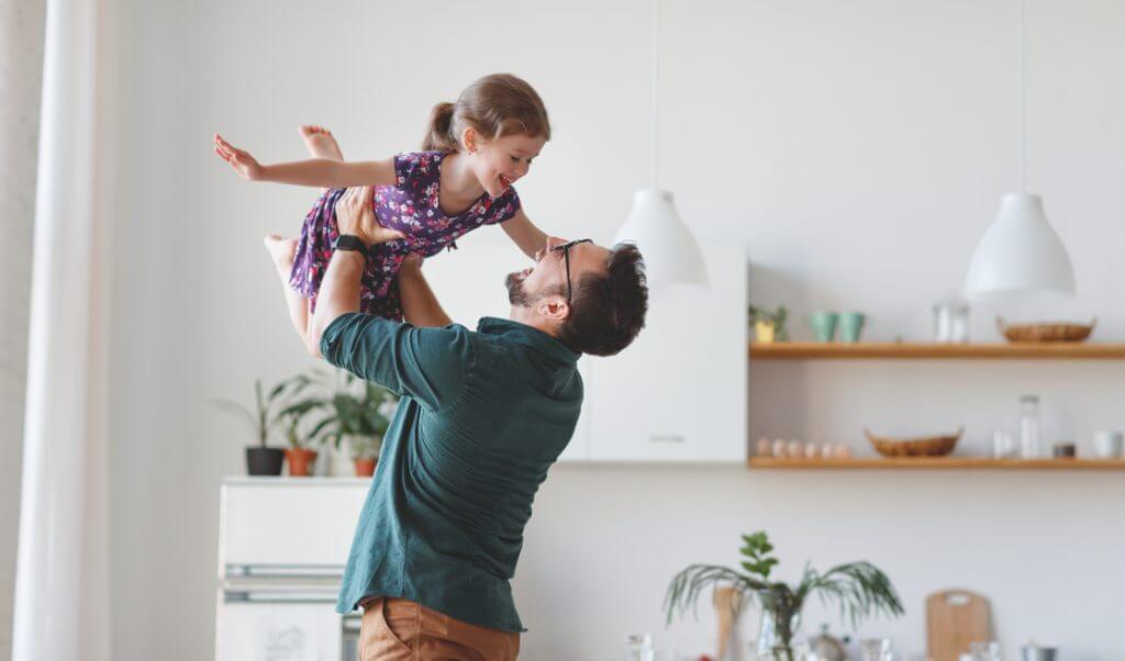 Papá jugando con hija
