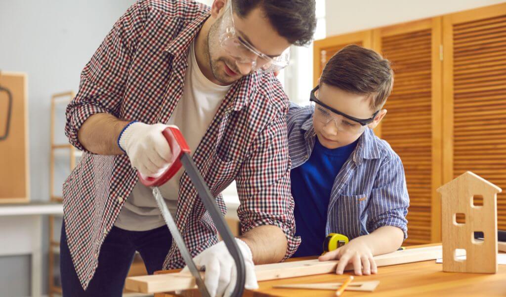 Papá trabajando con hijo