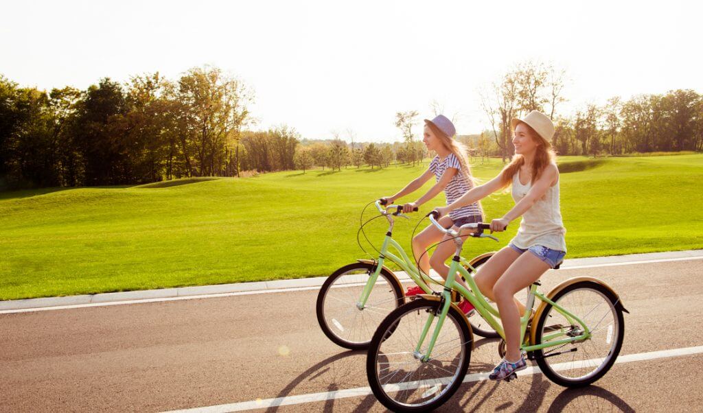 Mujeres pasean en bici