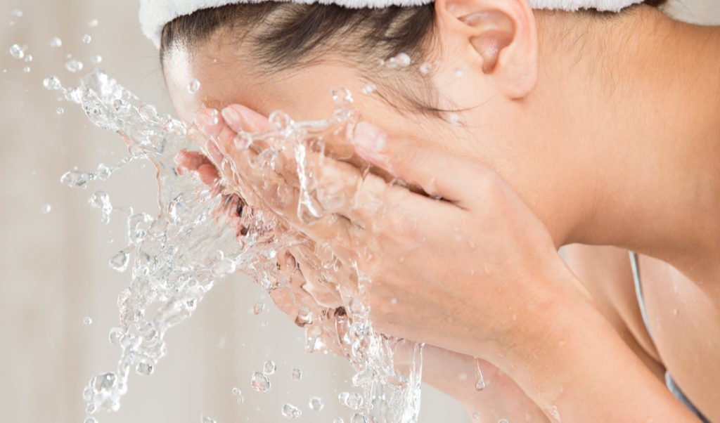 Rutina de belleza con masajes faciales