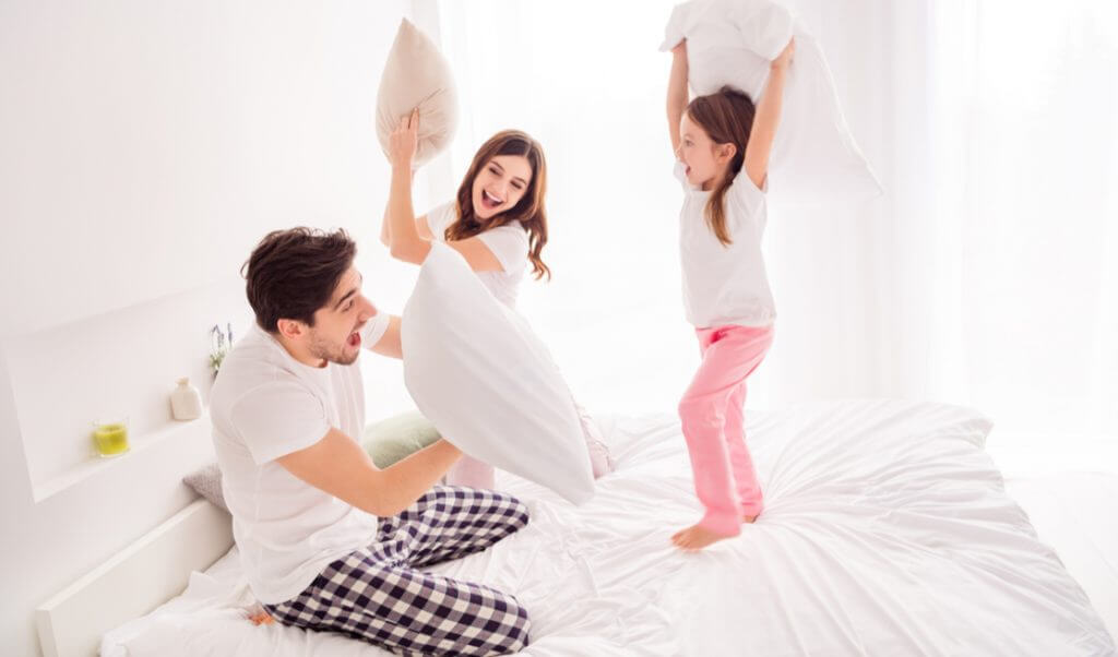 Familia feliz con almohada Sognare